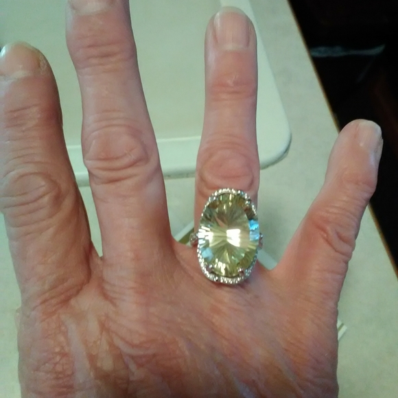 NWOT beautiful size 7 yellow quart ring - Picture 2 of 8